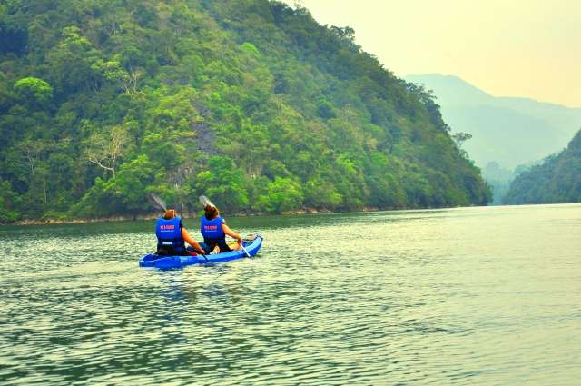 Kayaking on Ba Be lake
